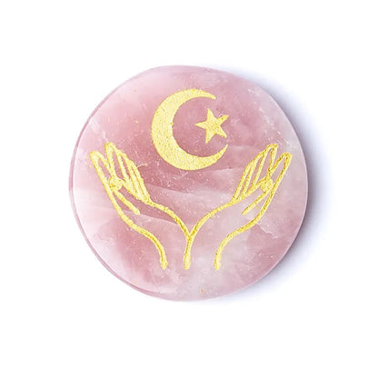 Disque de Quartz Rose Gravé : Mains Tenant un Croissant de Lune