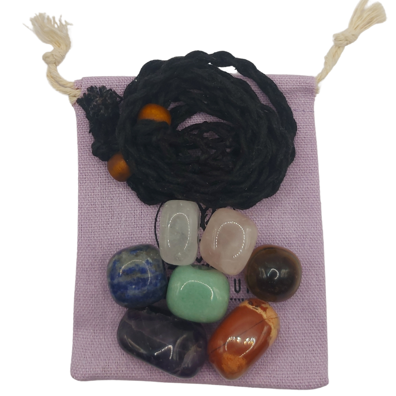 Lot de Pierres Roulées 7 Chakras avec Pendentif Porte-Pierre Offert