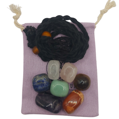 Lot de Pierres Roulées 7 Chakras avec Pendentif Porte-Pierre Offert