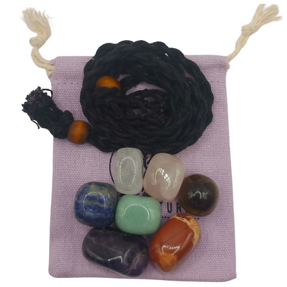 Lot de Pierres Roulées 7 Chakras avec Pendentif Porte-Pierre Offert